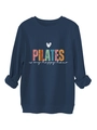 Dettaglio della stampa Pilates Is My Happy Hour su felpa blu navy con orlo a coste - Blu Notte