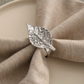 Rond de serviette feuille en argent vieilli avec texture sur serviette en lin - Argenté