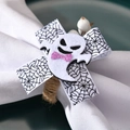 Détail du rond de serviette fantôme Halloween avec nœud rose et anneau en corde de chanvre - Style Fantôme Blanc
