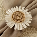 Makro-Detail des Kamille-Serviettenrings mit cremefarbenen Blüten und Strohtextur - Künstliche Weiße Blume