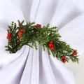 Detalle de servilletero navideño con agujas de pino artificiales y bayas rojas sobre servilleta - Corona De Bayas De Navidad (ZWZ-SF-024)