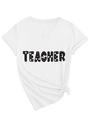 Detail van wit T-shirt met V-hals en zwarte Teacher-print met klavermotieven - S / Wit