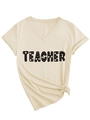Detail van beige V-hals Teacher t-shirt met klaverpatroon letters en zijknoop - S / Zandkleur
