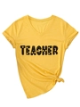 Detail van geel Teacher t-shirt met V-hals, klaverletters en geknoopte zoomstijl - S / Geel