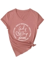 Détail du t-shirt col V rose-brun avec imprimé Girl's Trip 2026 et nœud à l'ourlet - S / Or Rose (Imprimé Blanc)