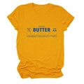 Dettaglio macro della stampa Salted Butter su una t-shirt in cotone giallo senape - S / Giallo Senape