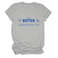 Dettaglio della t-shirt grigia girocollo con stampa grafica blu Salted Butter e tessuto morbido - S / Grigio chiaro