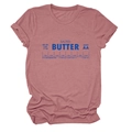 Détail de l'imprimé graphique Salted Butter sur un t-shirt rose à col rond à manches courtes - S / Or rose