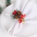 Détail d'un rond de serviette de Noël avec cercle en bois, baies rouges et pommes de pin - Rond de Serviette Nœud Baie Rouge Cèdre