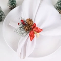 Détail du rond de serviette de Noël avec anneau en bois, pommes de pin et baies rouges - Rond de Serviette Nœud Pomme de Pin Cèdre