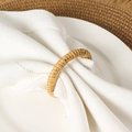 Servilletero de ratán tejido a mano en tono madera natural sobre servilleta blanca - Estilo de ratán tejido a mano / Color madera natural