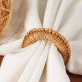 Portatovagliolo in corda intrecciata a mano su un tovagliolo di cotone bianco - Portatovaglioli in Paglia Naturale Intrecciata a Mano