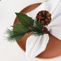 Handgefertigter Weihnachts-Serviettenring mit Zapfen und roten Beeren auf Tuch - Weihnachten Kiefernzapfen Serviettenring