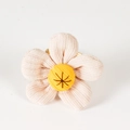 Détail macro d'un rond de serviette artisanal avec fleur en tissu rose et étamine jaune - Rose