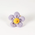 Dettaglio ravvicinato di portatovagliolo a fiore in tessuto viola con base metallica - Viola