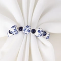 Rond de serviette en perles de porcelaine bleue et blanche avec motifs floraux sur tissu blanc - Style de perles bleues et blanches peintes à la main