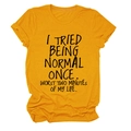 Dettaglio della maglietta gialla in cotone con stampa di lettere I TRIED BEING NORMAL - S / Giallo Senape (Font Nero)
