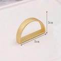 Detailopname van matgouden servetring met afmetingen van 3 cm hoogte en 5 cm breedte - Gematteerd Goud / Mat Goud