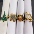 Detalle macro de cuatro servilleteros festivos con renos de diamantes y copos de nieve - Juego de 4 Piezas de Navidad (Árbol/Copo/Reno/Guirnalda)