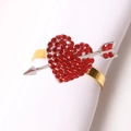 Rond de serviette doré élégant avec cœur rouge et flèche en cristal pour la table - Rond de Serviette Or Flèche à Travers le Cœur Rouge en Strass