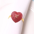 Rond de serviette cœur doré avec strass rouges sur serviette blanche pour décor de table - Rond de Serviette Or Cœur Rouge en Strass