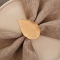 Rond de serviette en forme de feuille dorée avec détails de veines sur nappe en lin - Rond de serviette en feuille simulée / Doré