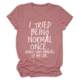 Détail d'un t-shirt en coton mauve avec un slogan blanc imprimé en écriture manuscrite - S / Or Rose (Police Blanche)