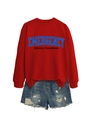 Details des roten Notfallsanitäter-Sweatshirts mit distressed Jeans-Shorts Set - S / Rotes Sweatshirt (Schwarze Grafik)