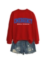 Detail des roten langärmeligen Sweatshirts mit blauem Sanitäter-Aufdruck und Denim-Shorts - S / Rotes Sweatshirt (Weiße Grafik)