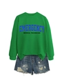 Detail eines hellgrünen Emergency Medical Sweatshirts mit zerrissenen Denim-Shorts - S / Grasgrünes Sweatshirt (Schwarze Grafik)