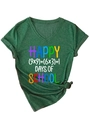 Dettaglio della maglietta verde scuro con scollo a V e grafica Happy Days of School - S / Verde Vintage