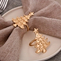 Macro-opname van gouden kerstboom servetring op linnen doek met een feestelijke tafelschikking - Kerstboom Servetring