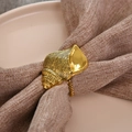 Rond de serviette doré en forme de coquillage sur serviette en lin et assiette en céramique - Rond de Serviette Conque Dorée