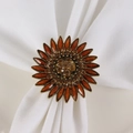 Rond de serviette tournesol en bronze vintage avec strass ambrés sur linge blanc - Rond de Serviette Tournesol à Strass Doré