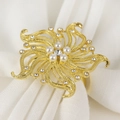Détail d'un rond de serviette fleur dorée orné de perles élégantes et de strass brillants - Rond de Serviette Fleur Perle Strass