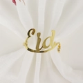 Servilletero metálico dorado con letras Eid y acabado espejo sobre tela blanca - Estilo Letras Oro