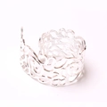 Rond de serviette argenté élégant avec motif de rose ajouré et design floral métallique - Style de Rose Évidée en Argent