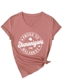 Détail du t-shirt col V rose poudré avec motif trèfle et nœud à l'ourlet tendance - Or Rose (Police Blanche)