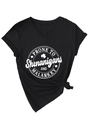 Détail du t-shirt à col en V avec imprimé 'Prone to Shenanigans' et trèfles blancs - Noir (Lettres Blanches)