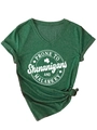 Détail du t-shirt vert foncé à col en V avec motif trèfle et nœud décoratif frontal - Vert Rétro (Police Blanche)