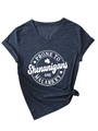 Détail d'un t-shirt col V gris chiné avec manches retroussées et nœud à la taille - Bleu Marine (Police Blanche)
