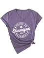 Détail du t-shirt violet à col en V montrant la texture chinée et le logo shenanigans - Violet (Police Blanche)