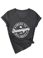 Détail d'un t-shirt col V gris chiné avec imprimé graphique blanc Shenanigans et Malarkey - Noir Chiné (Police Blanche)