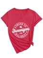 Gros plan du t-shirt rouge à col en V avec imprimé Shenanigans et détail de nœud latéral - Rouge (Police Blanche)
