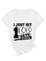 Detail van wit T-shirt met V-hals en I Just Hit 100 Days of School honkbal opdruk - S / Wit (Zwarte Print)