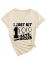 Detail van een beige T-shirt met V-hals en 100 Days of School honkbal grafische print - S / Zand (Zwarte Print)