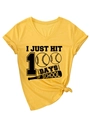 Detail van geel T-shirt met V-hals, 100 dagen school baseball print en geknoopte zoom - S / Geel (Zwarte Print)