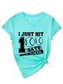 Detail van mintgroen T-shirt met V-hals en 100 dagen school honkbalprint en knoop - S / Diepwaterblauw (Zwarte Print)