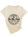 Detail eines beigen V-Ausschnitt T-Shirts mit St. Patrick's Day Print und Knoten - S / Sandfarben (Schwarze Schrift)