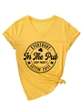 Detail eines gelben V-Ausschnitt T-Shirts mit festlichem Aufdruck und modischem Knotendesign - S / Gelb (Schwarze Schrift)